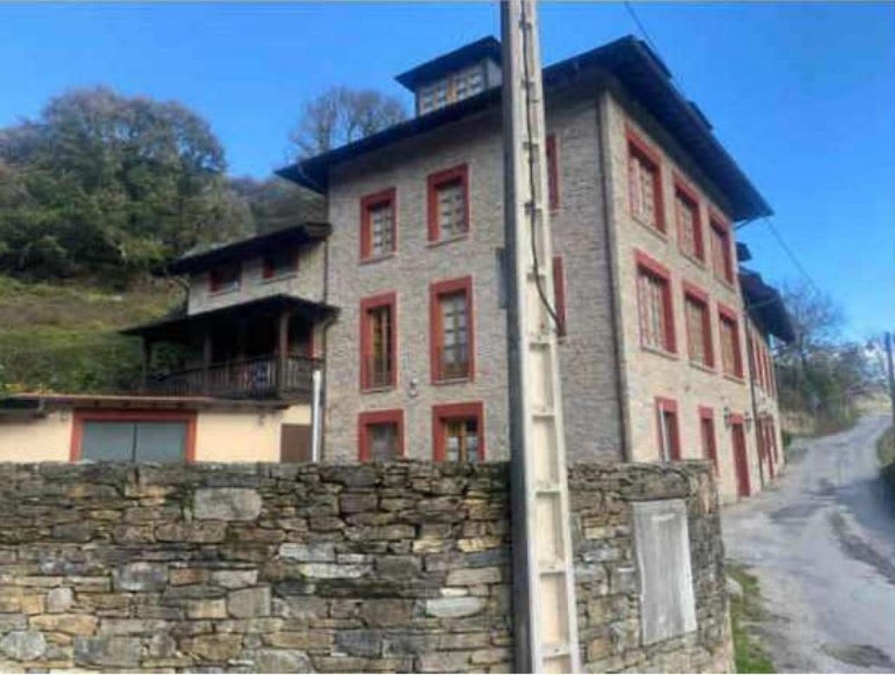 EDIFICIO A LA VENTA EN VEGA DE VALCARCE - Image 0