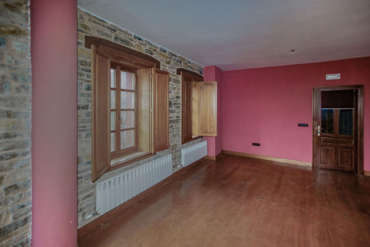 EDIFICIO A LA VENTA EN VEGA DE VALCARCE - Image 11