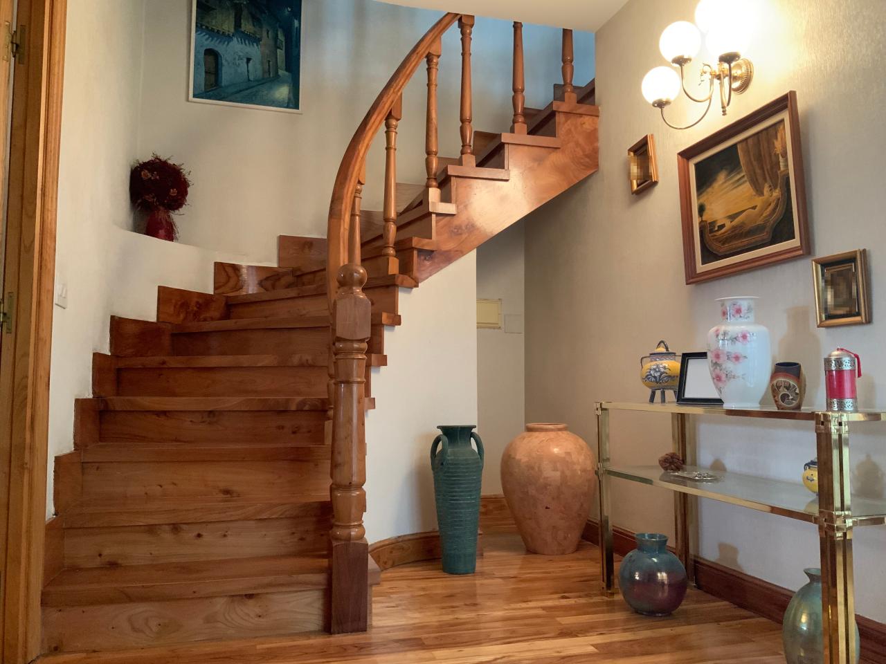 VENTA DE UNA CASA CON ASCENSOR EN BENAVENTE - Image 1