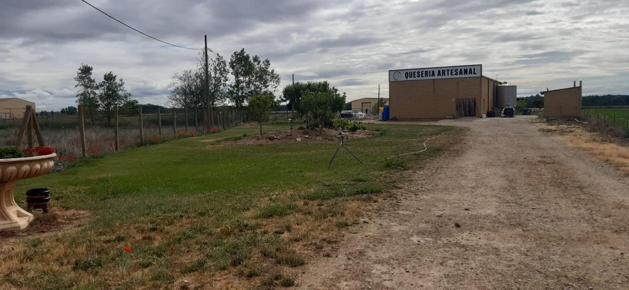 VENTA DE QUESERIA Y VARIOS TERRENOS EN SAN CRISTOBAL DE ENTREVIÑAS - Image 1