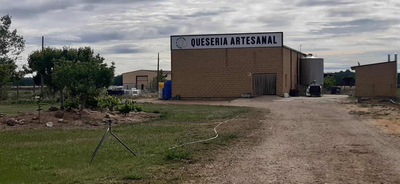 VENTA DE QUESERIA Y VARIOS TERRENOS EN SAN CRISTOBAL DE ENTREVIÑAS - Image 4